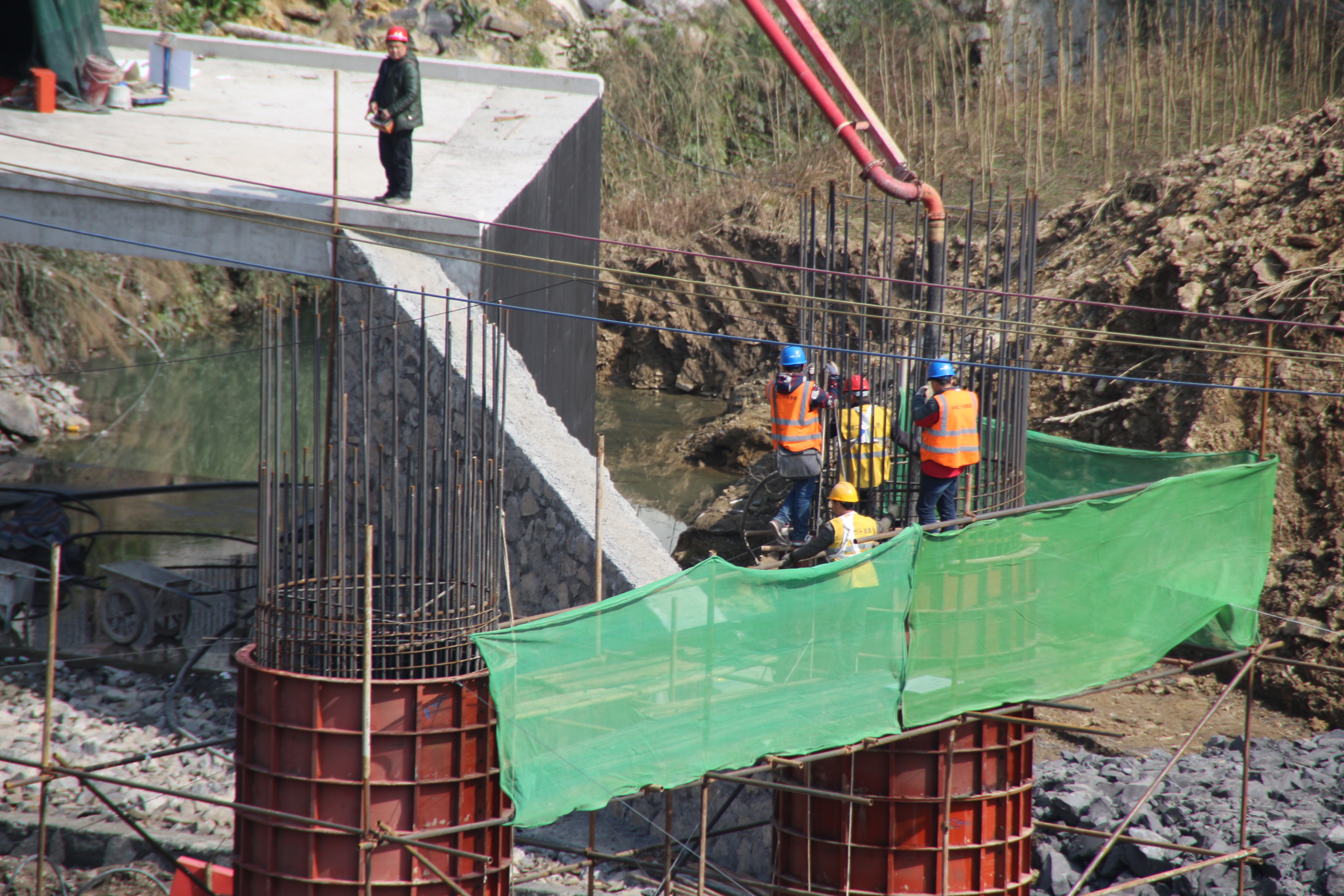 石黔高速首根橋梁墩柱在武陵山腹地拔地而起 建設工程穩步推進